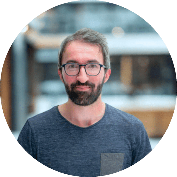 photos rond portrait de Chris Valson, legal ops et juriste de Legal Pilot, désormais filiale de la société Ubikap