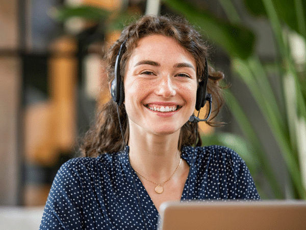 femme souriante avec casque et micro pour représenter le service client de Legal Pilot